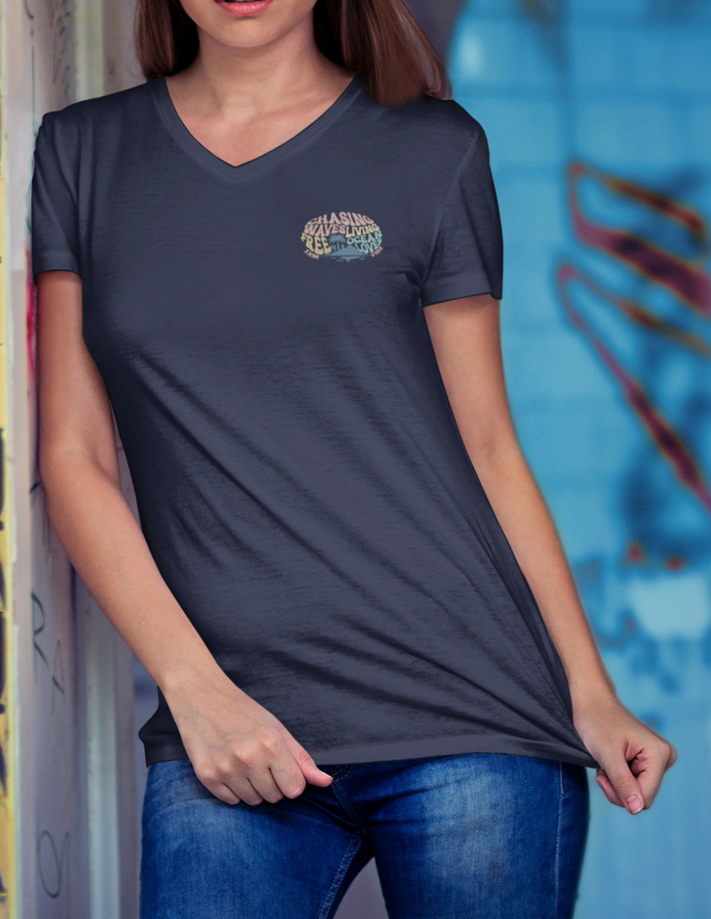 Camiseta Chasing Waves con escote en V para mujer