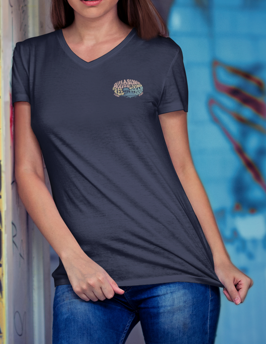 Camiseta Chasing Waves con escote en V para mujer