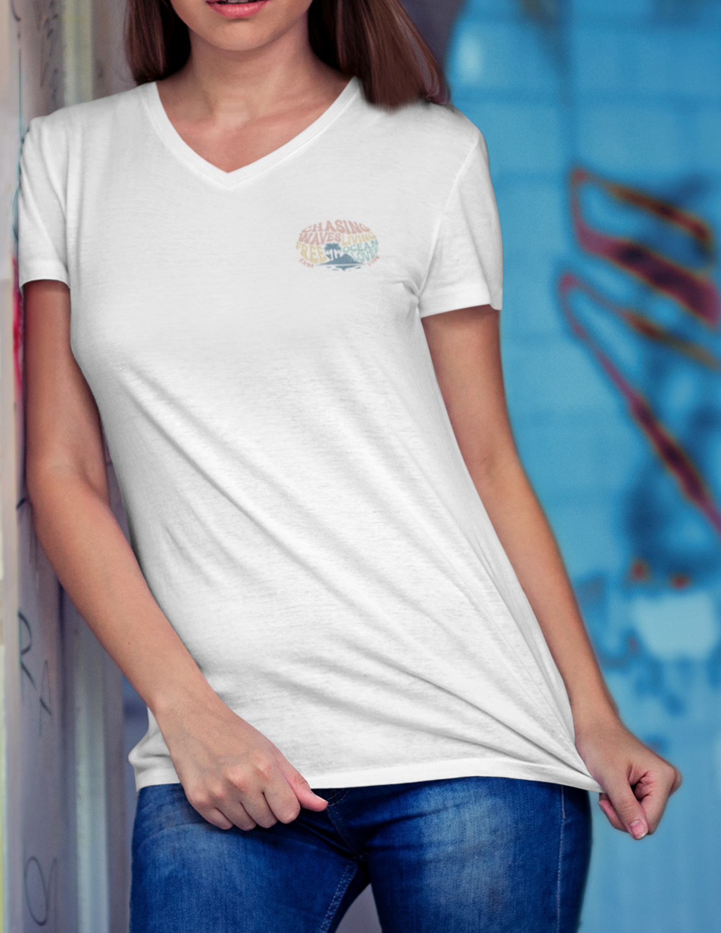 Camiseta Chasing Waves con escote en V para mujer