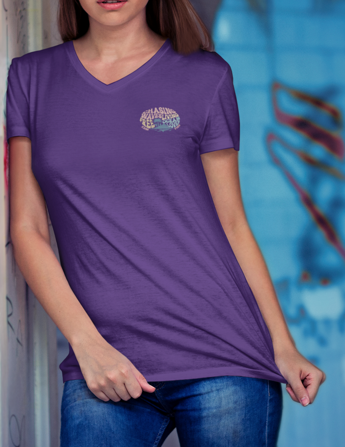 Camiseta Chasing Waves con escote en V para mujer