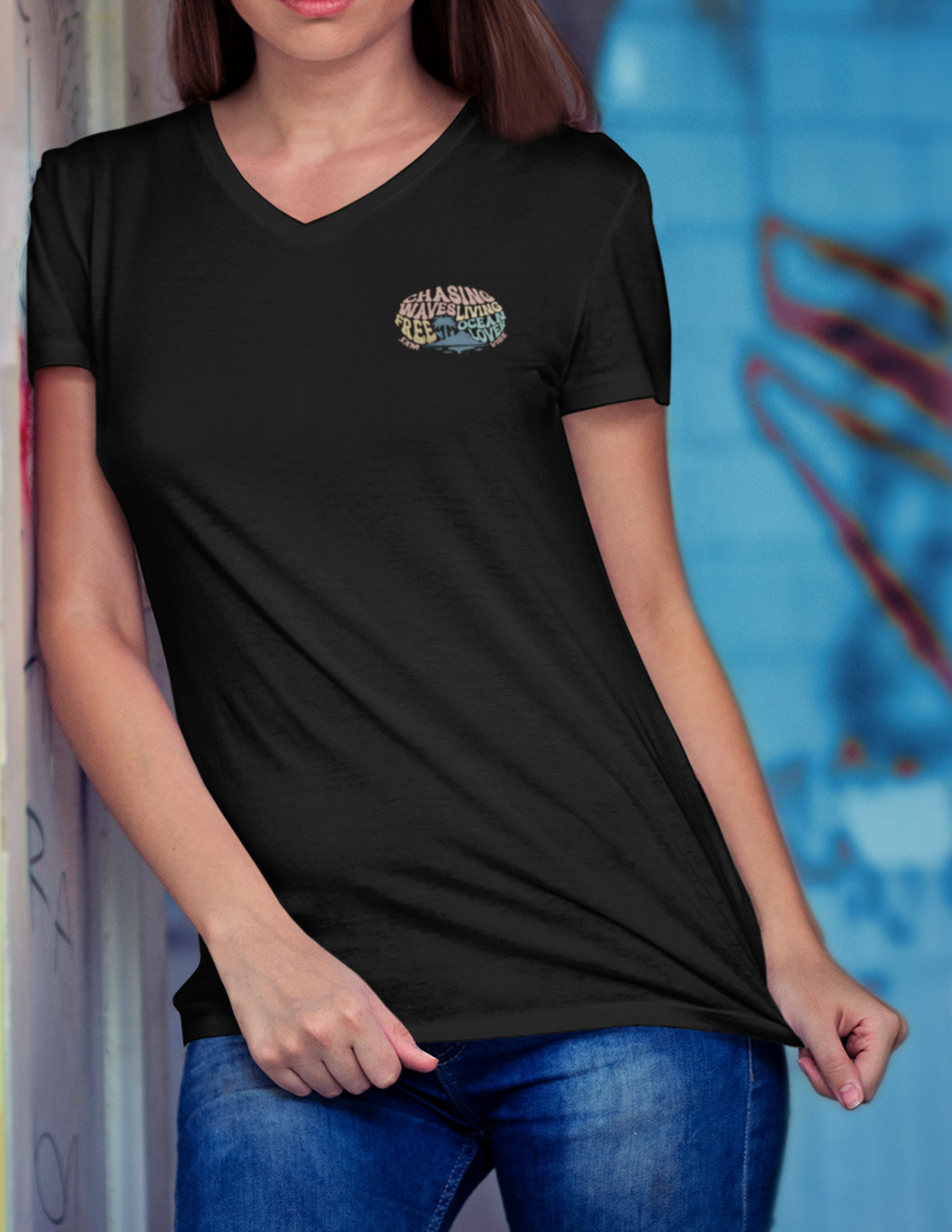 Camiseta Chasing Waves con escote en V para mujer