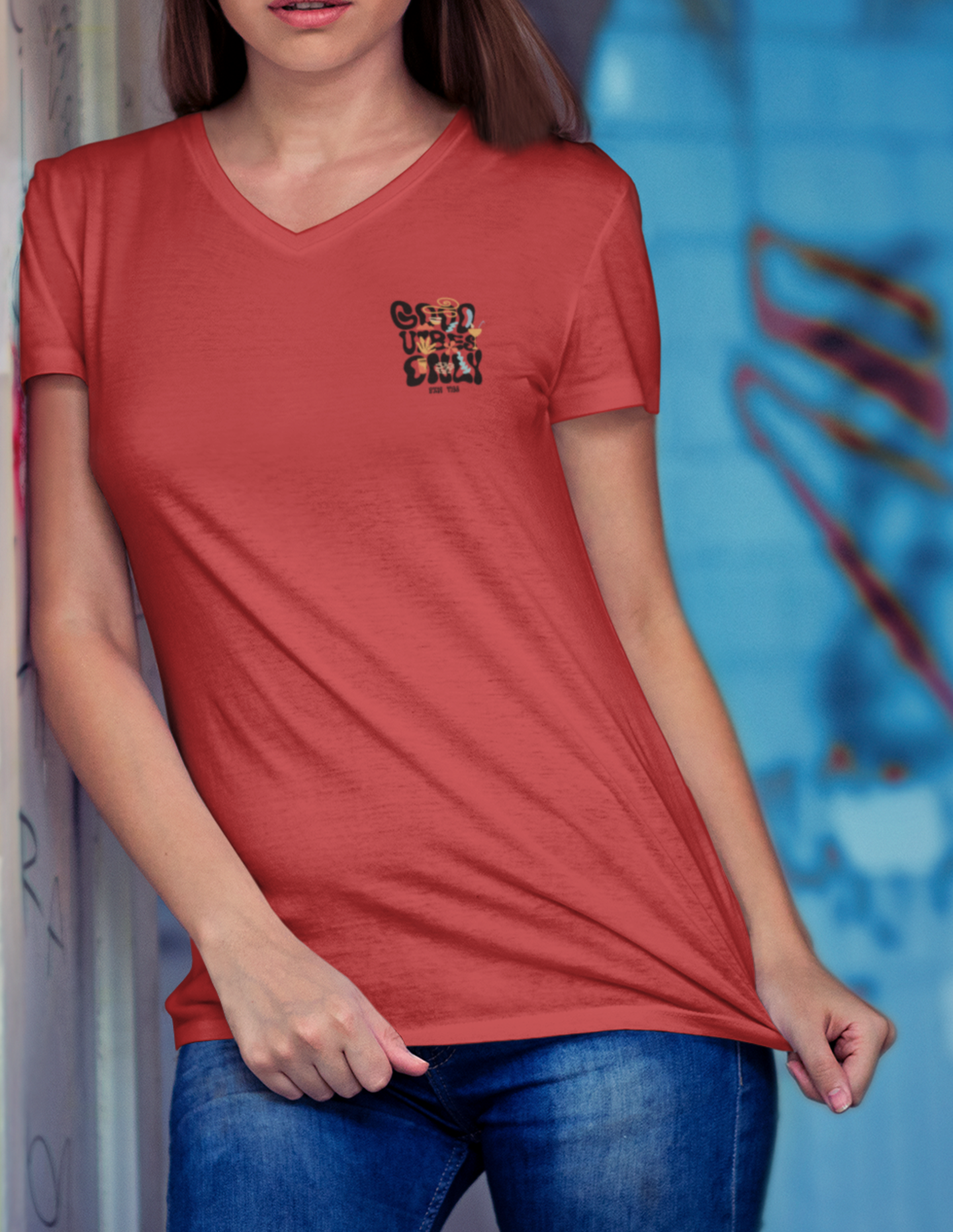 Camiseta con escote en V Good Vibes Only para mujer