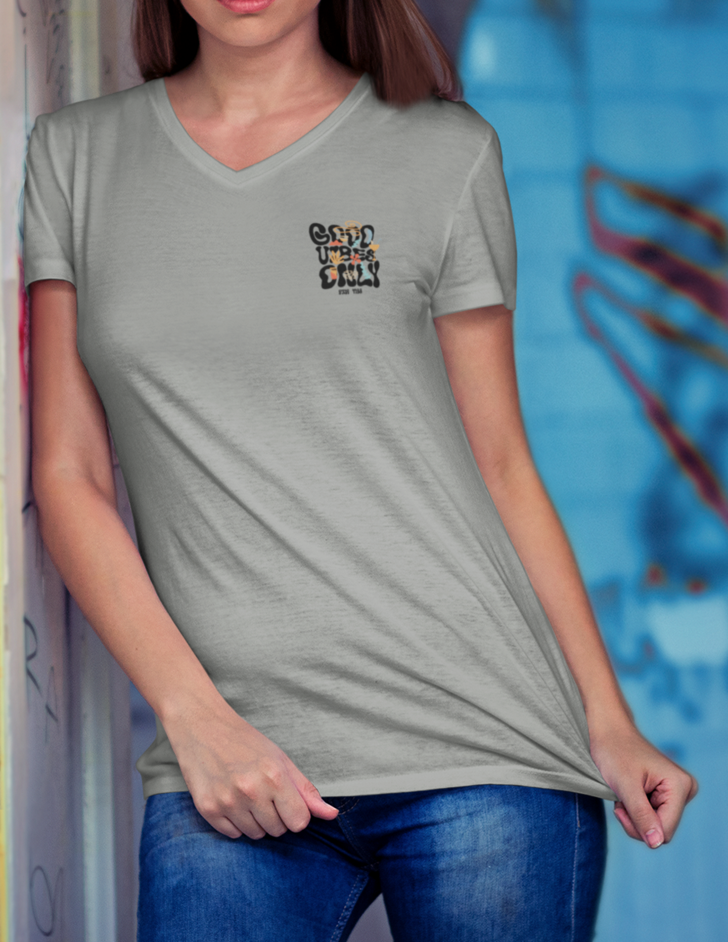 Camiseta con escote en V Good Vibes Only para mujer