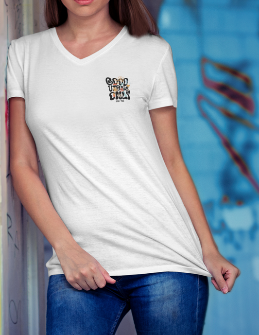 Camiseta con escote en V Good Vibes Only para mujer